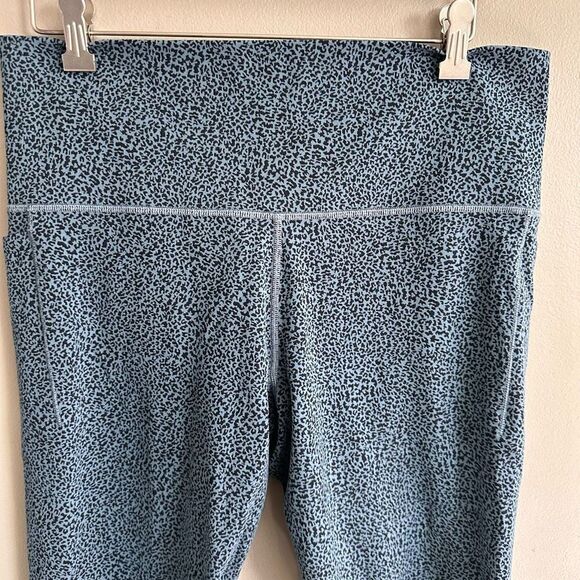 Athleta Salutation Stash Pocket Textured 7/8 Tight Blue Cheetah Leopard - Picture 5 of 9